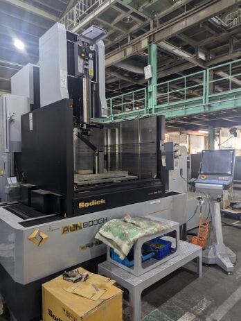 大型ワイヤ放電加工機導入